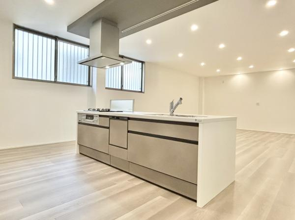 坂出市江尻町リフォーム戸建てのキッチン|キッチンは新品に交換済みです。幅2.65ｍの広々としたワークトップで、お手伝いをしてもらってもスペースに余裕がありますよ。週末は親子やご夫婦でお料理してみては。