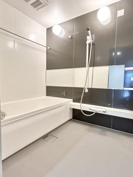 坂出市江尻町リフォーム戸建ての浴室|新品のユニットバスに交換済みです。床は水に濡れてもすべりにくく、水切れがいいので二番風呂でも足元サラサラで
