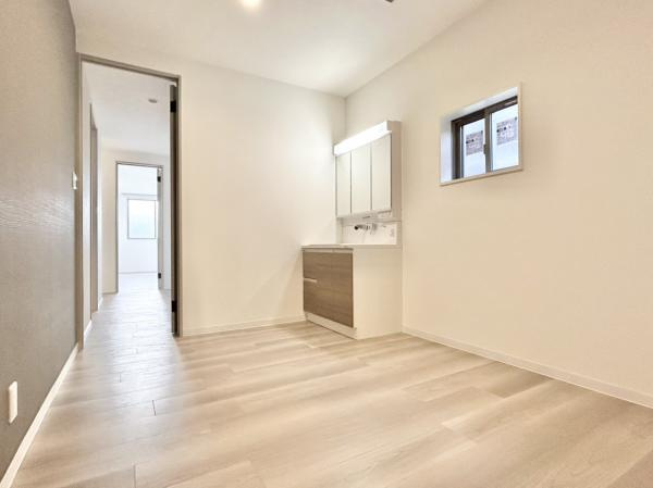 坂出市江尻町リフォーム戸建ての独立洗面台|洗面台は三面鏡付きを新設しました。扉を閉じると三枚の鏡がフラットになりますので大きな一面鏡としても使えますよ。