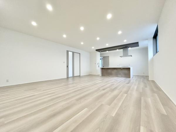 坂出市江尻町リフォーム戸建ての居間・リビング|別角度からのLDKの写真になります。