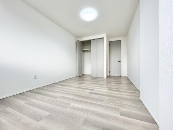坂出市江尻町リフォーム戸建ての洋室|南西側約8帖の洋室は天井・壁のクロスを張り替えました。お年頃のお子さんに個室をプレゼントできますよ