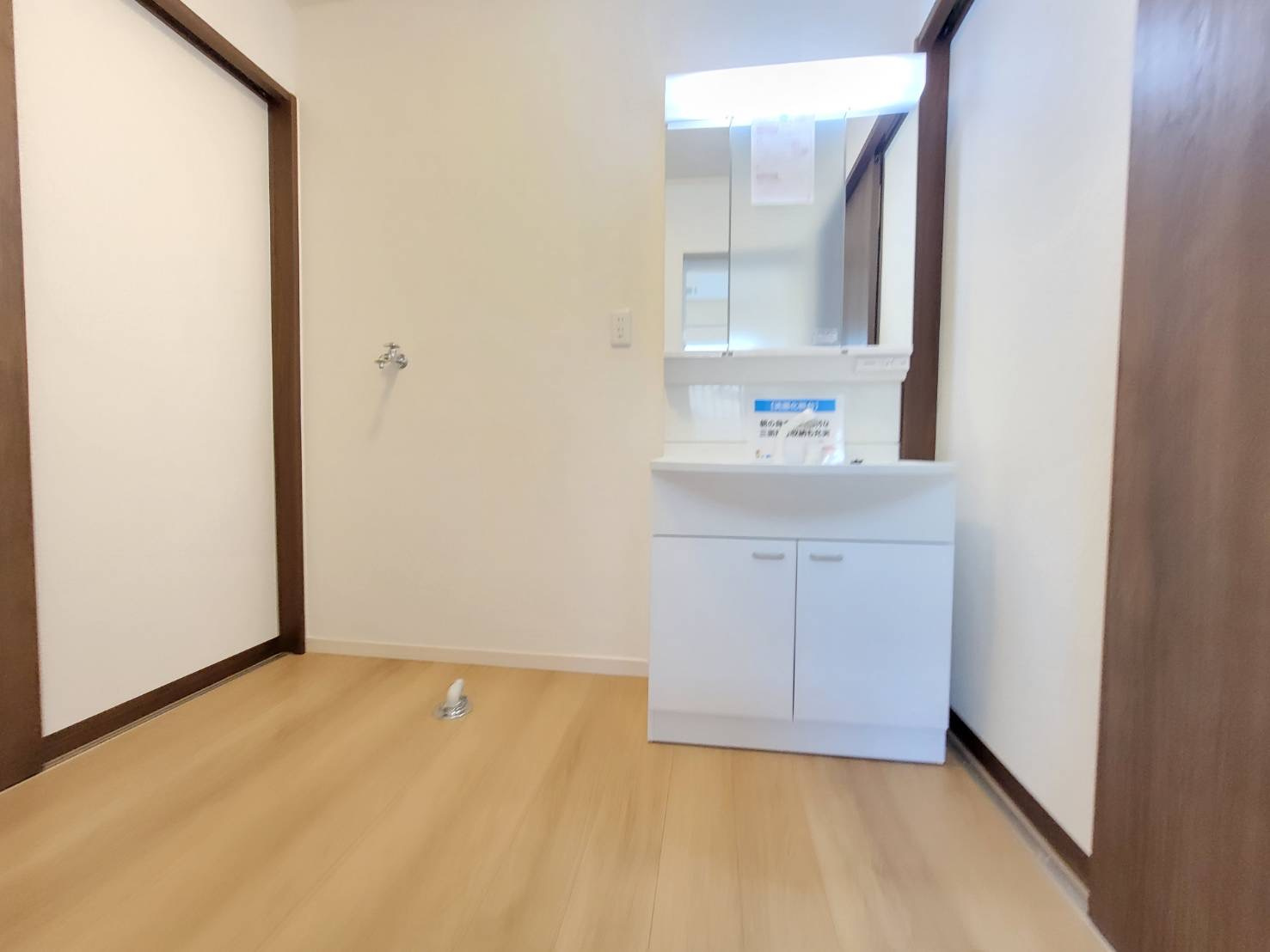 下野市笹原 中古住宅の洗面所|鏡裏収納で洗面周りはいつもスッキリ！家族が多くても物が散らからず、見た目も使い心地もワンランク上の空間を実現します。
忙しい朝がぐっと快適になります☆
※2025年12月撮影