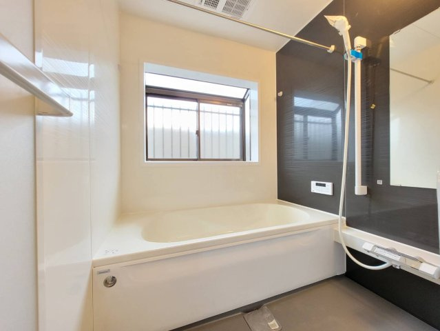 下野市笹原 中古住宅の浴室|家族みんなの使いやすさとリラクゼーションを追求した体も心も安らぐバスルーム。浴室暖房乾燥機が標準装備です。
※2025年12月撮影