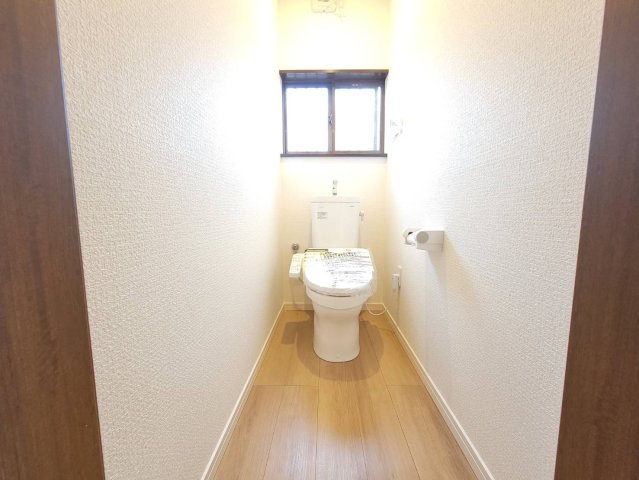 下野市笹原 中古住宅のトイレ|温水でしっかり洗える清潔さが魅力の温水洗浄便座。便座は冬でもあたたかく、快適なトイレ時間を叶えます。
節電機能も備え、家計にやさしいのもポイント！
※2025年12月撮影