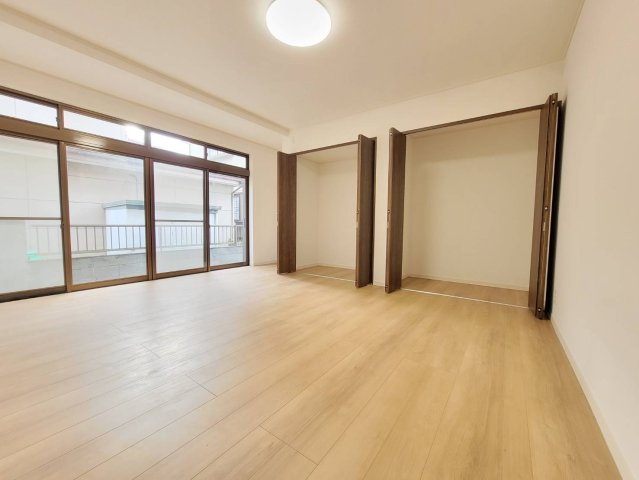 下野市笹原 中古住宅の洋室|〇1F・10帖洋室〇
ダブルベッドもラクラク設置可能なゆとりある洋室。
たっぷり収納付きでお部屋をスッキリと使えます！
窓からお庭に出られるので、洗濯物を干したり気分転換も◎
※2025年12月撮影