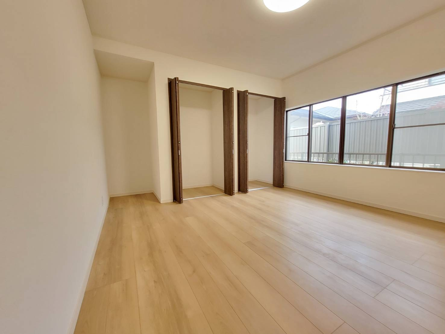 下野市笹原 中古住宅の洋室|〇1F・8帖洋室〇
ほどよい広さで使いやすい広さの洋室。
机やベッドを置いてもゆとりが出ます。
窓から光が差し込む明るい空間で、毎日を気持ちよく過ごせます。
※2025年12月撮影