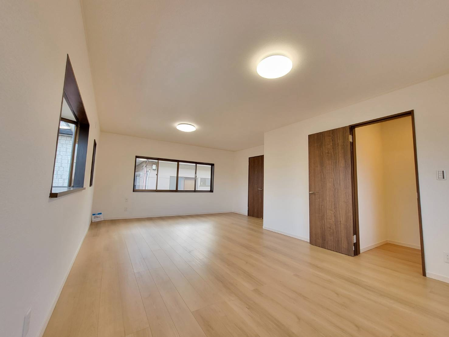 下野市笹原 中古住宅の洋室|〇2F・15.5帖洋室〇
洋服もバッグもまとめて収納できるウォークインクローゼット付き。見渡せるから選びやすく、毎日のコーディネートがもっと楽しくなります。
※2025年12月撮影