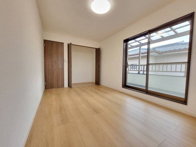 下野市笹原 中古住宅の洋室|〇2F・7.5帖洋室〇
寝室、ゲーム部屋、ワークスペースなどにちょうどいい広さの洋室です。
2階ならではの静かさと、窓からの採光が心地よく、快適に暮らせます！
※2025年12月撮影