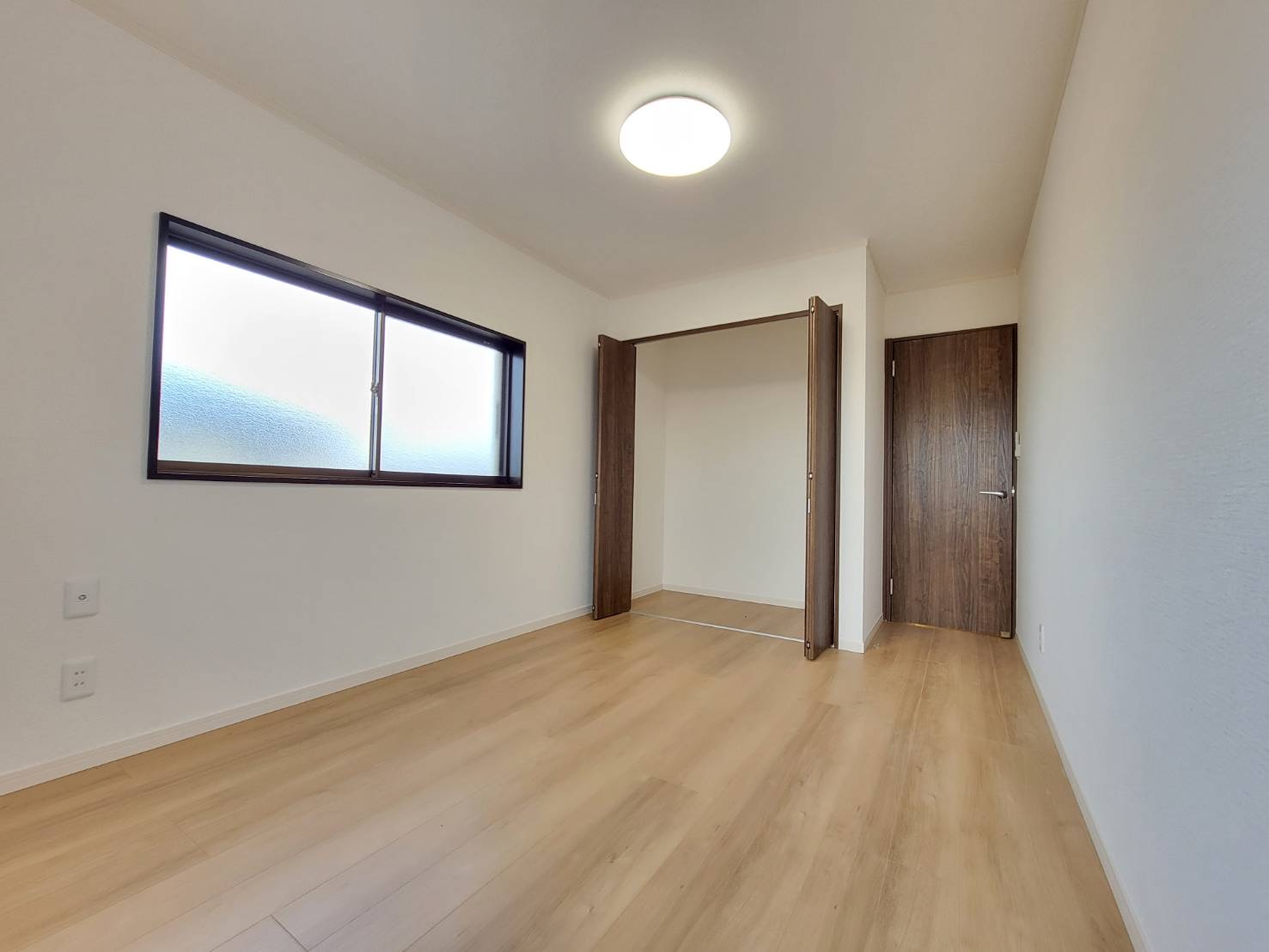 下野市笹原 中古住宅の洋室|〇2F・6.5帖洋室〇
静かな2階にある洋室は、プライベート感たっぷり。
勉強や趣味、仕事に集中できるちょうどいい広さで、自分だけの時間を大切にできます。
※2025年12月撮影