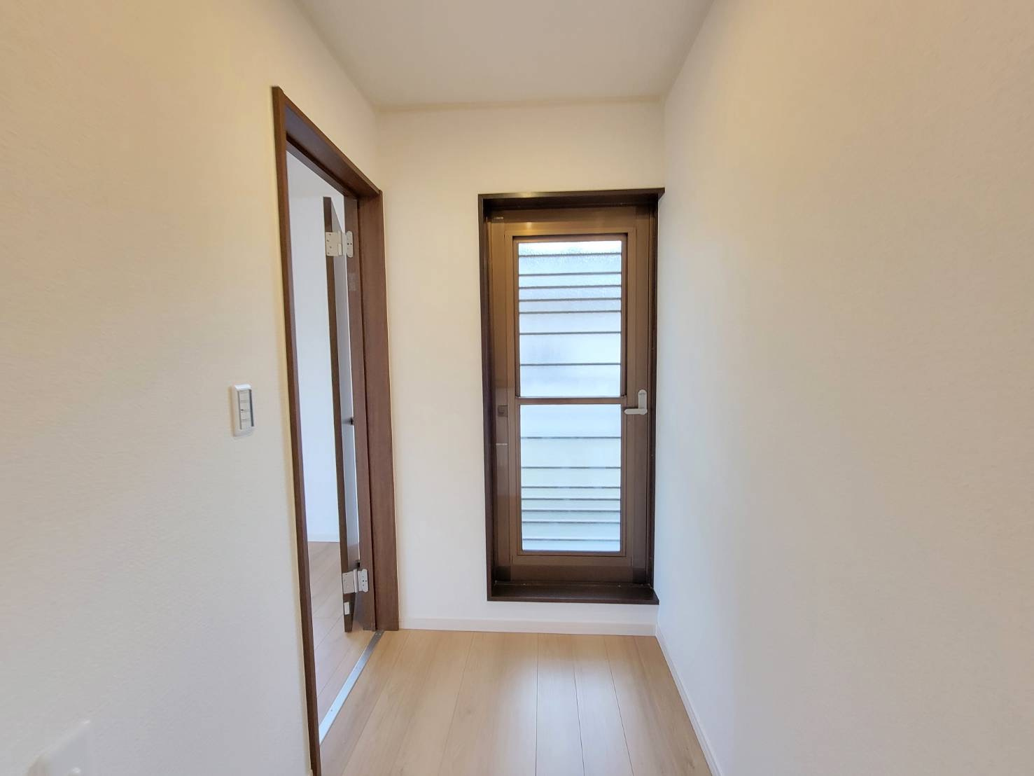 下野市笹原 中古住宅のバルコニー|2Fホールからバルコニーに出られます♪
特定のお部屋を経由せずに出られるので、誰でも自由にバルコニーを使えます！
※2025年12月撮影