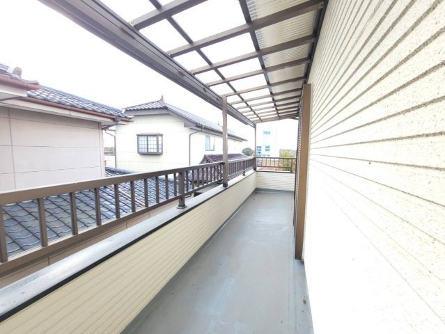 下野市笹原 中古住宅のバルコニー|外の空気を感じながら、ほっと一息。
洗濯物を干すだけじゃない、バルコニーが暮らしにちょっとした贅沢と開放感を届けてくれます。
※2025年12月撮影