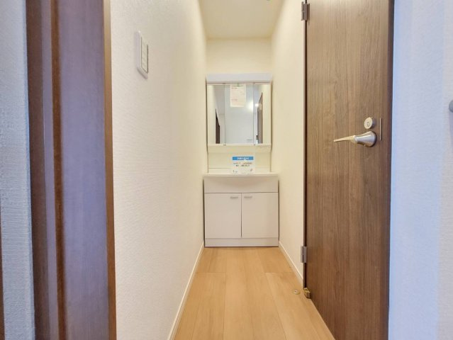 下野市笹原 中古住宅の独立洗面台|2Fトイレ横にも洗面台が付いています♪
朝の身支度の混雑緩和に役立ちますね☆
※2025年12月撮影