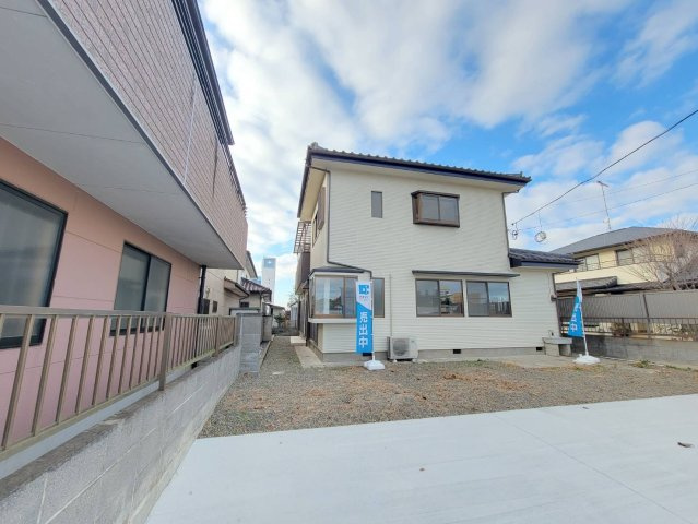 下野市笹原 中古住宅の外観|駐車スペースは3台分土間コンクリート処理が終わっています。
のこり3台分はお庭にしても良いですし、倉庫スペースや駐輪場とされても使いやすいと思います♪
※2025年12月撮影