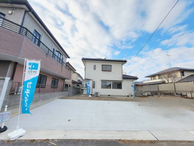 下野市笹原 中古住宅の外観|前面道路4.6ｍですが、間口が広いので駐車もラクラク☆
車庫入れが苦手でもストレスフリーです！
※2025年12月撮影