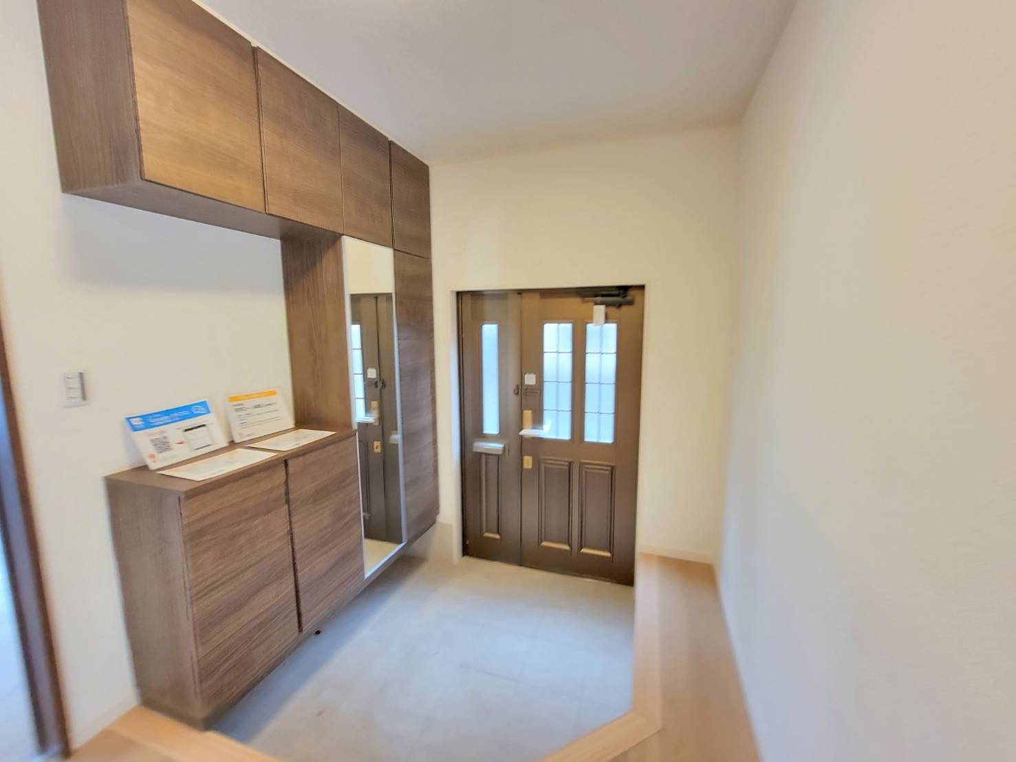 下野市笹原 中古住宅の玄関|南東向きの明るい玄関は、家族を気持ちよく迎えてくれます♪たっぷりシューズボックス付きで玄関まわりもすっきり☆
靴や外遊びグッズも整理しやすいのが魅力です。
※2025年12月撮影