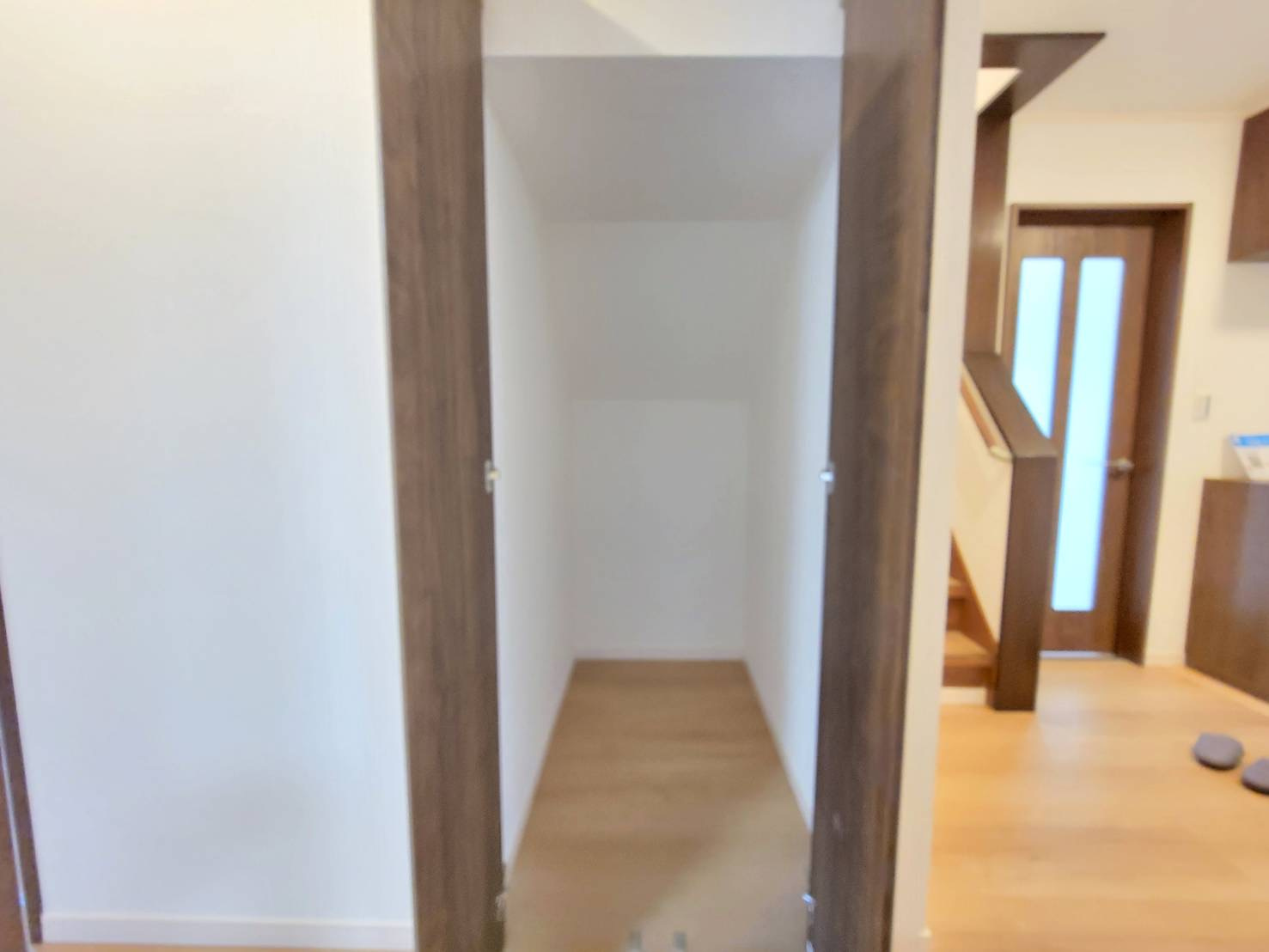 下野市笹原 中古住宅の収納|あると嬉しい廊下収納！季節の家電をしまったり、お出かけ用の帽子やコートをしまったり。
防災グッズなどを入れてもいざという時に持ち出しやすいですね☆
※2025年12月撮影