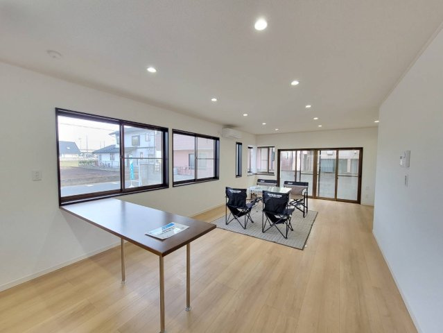 下野市笹原 中古住宅の居間・リビング|〇1F・18.25帖リビング〇
圧巻の開放感！大きな窓から明るい陽射しがたっぷりと入ります。
メイン採光は南東ですので、夏は暑すぎずに適度に過ごせます☆
※2025年12月撮影