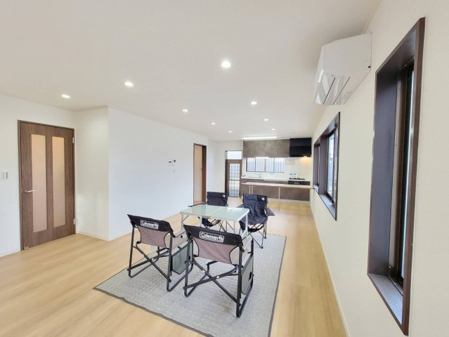 下野市笹原 中古住宅の居間・リビング|〇1F・18.25帖リビング〇
大画面TVの設置場所にも困らない、インテリアプランが考えやすい広々リビング。家族団らんの時間も増えそうです！
※2025年12月撮影