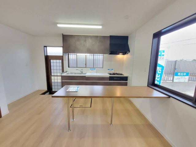 下野市笹原 中古住宅のキッチン|壁面に沿ったシステムキッチンは、動線がシンプルで効率的。
調理に集中できて、リビングとの一体感を保ちながらもすっきりとした印象になります。
嬉しい勝手口＆作り付けカウンター付♪
※2025年12月撮影