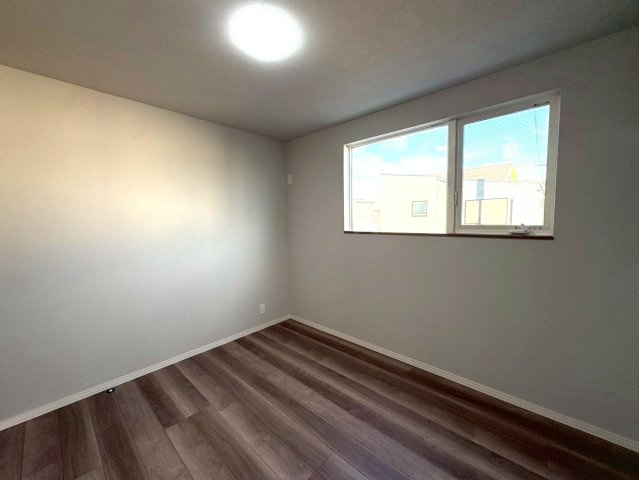 広々リビングの３ＬＤＫ◆インナーバルコニー付き◆駐車スペース２台分有り◆宇治市五ヶ庄上村の洋室|洋室