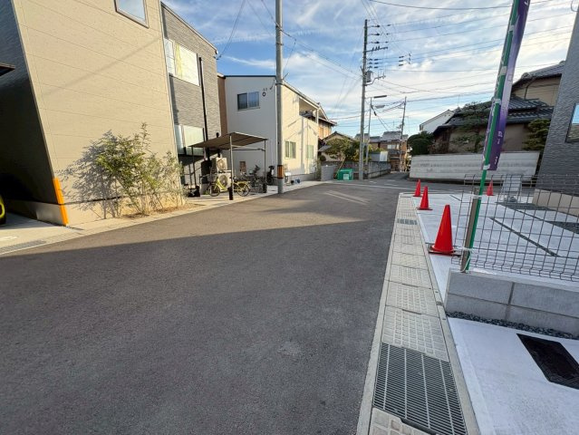 広々リビングの３ＬＤＫ◆インナーバルコニー付き◆駐車スペース２台分有り◆宇治市五ヶ庄上村の前面道路含む現地写真|前道