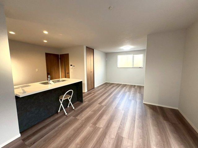 広々リビングの３ＬＤＫ◆インナーバルコニー付き◆駐車スペース２台分有り◆宇治市五ヶ庄上村の居間・リビング|リビング