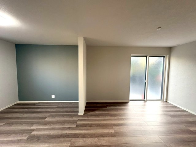 広々リビングの３ＬＤＫ◆インナーバルコニー付き◆駐車スペース２台分有り◆宇治市五ヶ庄上村の居間・リビング|リビング