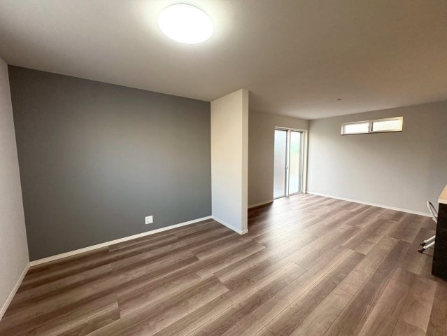 広々リビングの３ＬＤＫ◆インナーバルコニー付き◆駐車スペース２台分有り◆宇治市五ヶ庄上村の居間・リビング|リビング