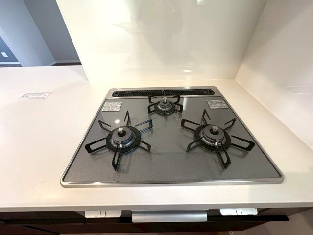 広々リビングの３ＬＤＫ◆インナーバルコニー付き◆駐車スペース２台分有り◆宇治市五ヶ庄上村のキッチン|コンロ