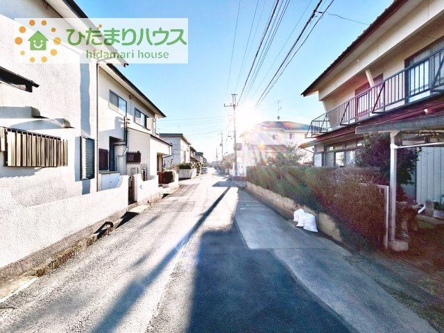 【前面道路含む現地写真】 | 土浦市烏山4丁目　新築戸建　E号棟 | 周辺には高い建物がないため、お庭には太陽の光が降り注ぎます♪