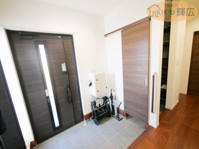 【玄関】 | 加古川市尾上町養田　中古戸建 | 玄関横に宅配ボックス埋め込み付きですので、室内で荷物の出し入れができます。SIC付ですので、収納上手な玄関で、住まいの印象もワンランクアップ