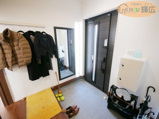 【玄関】 | 加古川市尾上町養田　中古戸建 | 玄関でサッと掛けられる服かけ＆鏡付きで、身だしなみもスマートにお過ごし頂けます。