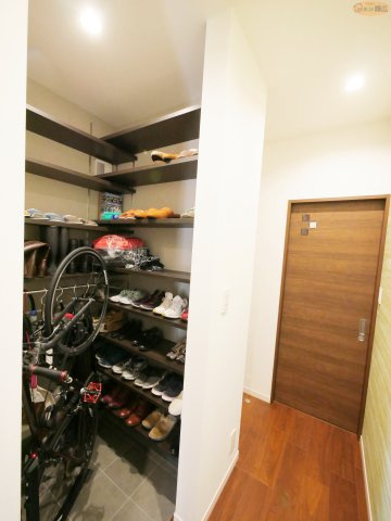 【設備】 | 加古川市尾上町養田　中古戸建 | SIC。収納力が暮らしを変える、ゆとりのある玄関空間