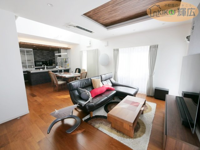 【居間・リビング】 | 加古川市尾上町養田　中古戸建 | 折上げ天井が生み出す開放的な空間、約24帖のLDK