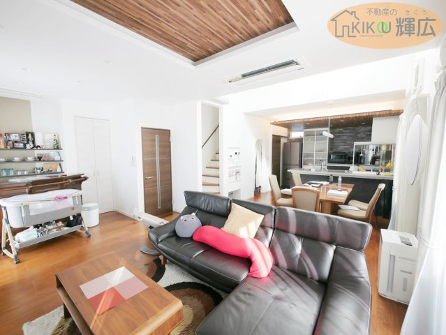 【居間・リビング】 | 加古川市尾上町養田　中古戸建 | 集う時間をもっと楽しくする、バーカウンター付きLDK