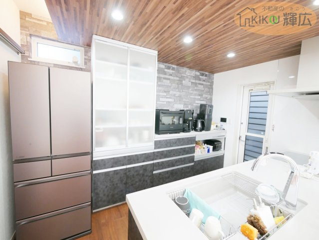 【キッチン】 | 加古川市尾上町養田　中古戸建 | 収納力とデザイン性を兼ね備えた、カップボード付きキッチン