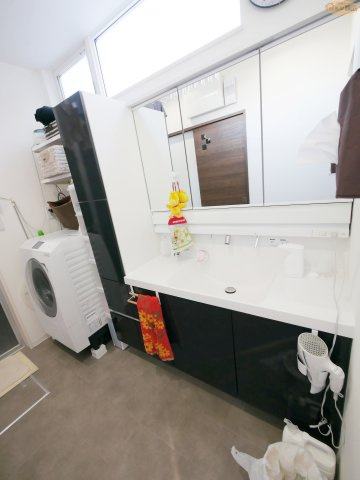 【独立洗面台】 | 加古川市尾上町養田　中古戸建 | 機能美あふれる洗面台と室内物干しで、暮らしに余裕を