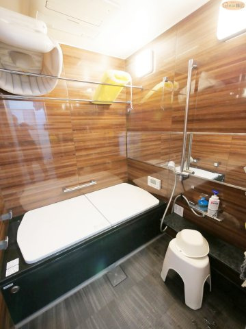 【浴室】 | 加古川市尾上町養田　中古戸建 | 浴室乾燥機×横長ミラー×ブラウンカラー。機能美とデザイン性を兼ね備えたバスルーム