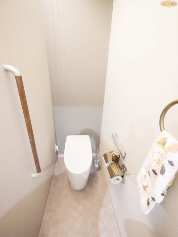 【トイレ】 | 加古川市尾上町養田　中古戸建 | 1F：スタイリッシュな暮らしを支える、清潔感あふれるトイレ空間