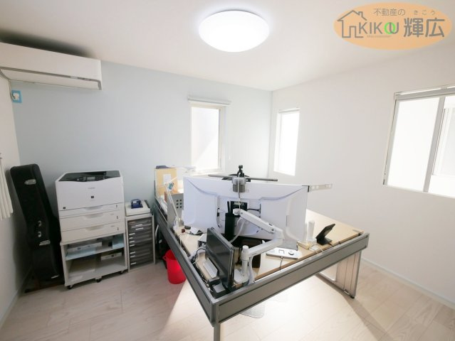 【洋室】 | 加古川市尾上町養田　中古戸建 | 7帖の洋室にクローゼットと吹き抜け窓。収納力と開放感を兼ね備えた快適空間