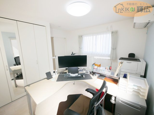 【洋室】 | 加古川市尾上町養田　中古戸建 | 光と収納が調和する、スタイリッシュな7帖ルーム