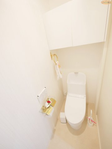 加古川市尾上町養田　中古戸建のトイレ|2F：収納力と快適さを兼ね備えた、温水洗浄付きトイレ