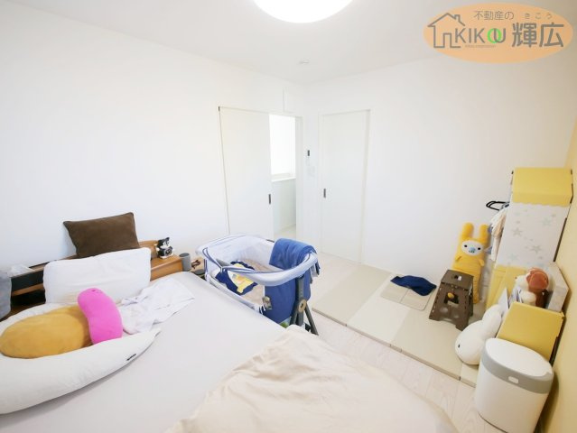 【洋室】 | 加古川市尾上町養田　中古戸建 | 白を基調としたクロスが描く、清潔でスタイリッシュなお部屋