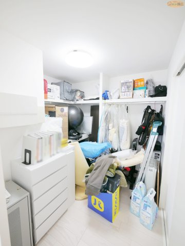 【内装】 | 加古川市尾上町養田　中古戸建 | 4帖の納戸＋収納棚で、家族の荷物もすっきり収納