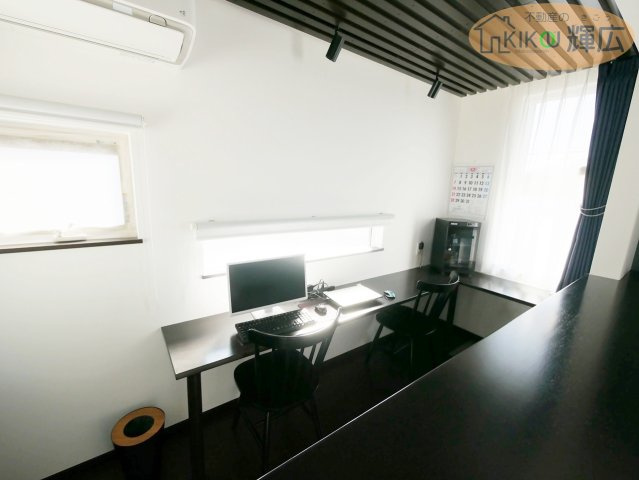 加古川市尾上町養田　中古戸建の寝室|約12.5帖の贅沢空間に、書斎という付加価値