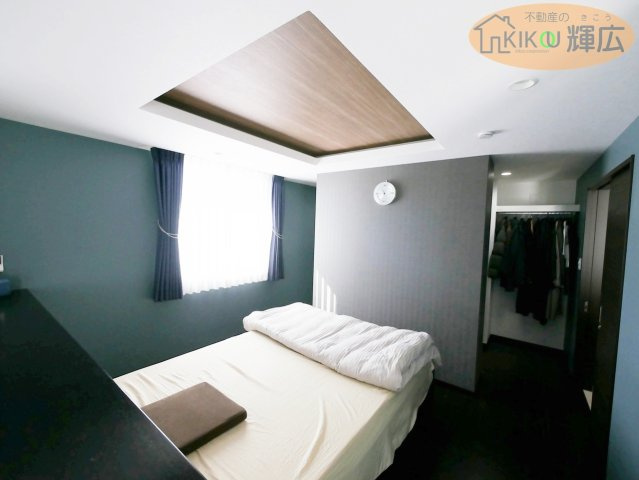 【寝室】 | 加古川市尾上町養田　中古戸建 | 約2帖の収納付き寝室で、すっきりとした快適なプライベート空間