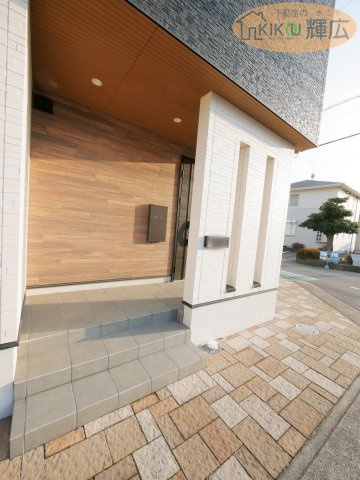 加古川市尾上町養田　中古戸建の玄関|玄関前には目隠しの壁付ですので、出入りされる際には人目が気になりません。
玄関横に宅配ボックス埋め込み付きですので、室内で荷物の出し入れができます。
