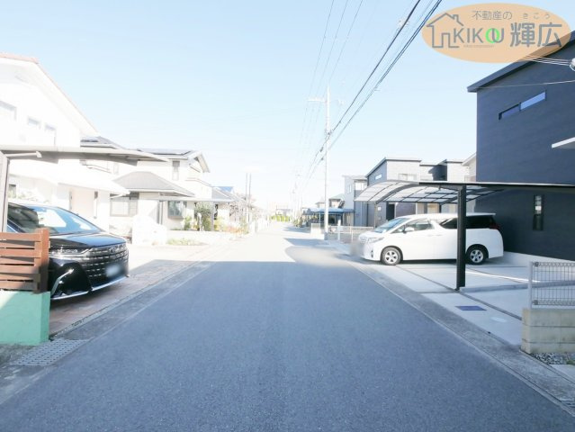 加古川市尾上町養田　中古戸建の前面道路含む現地写真|前面道路幅員約6メートルございますので、お車の運転がしやすいです。