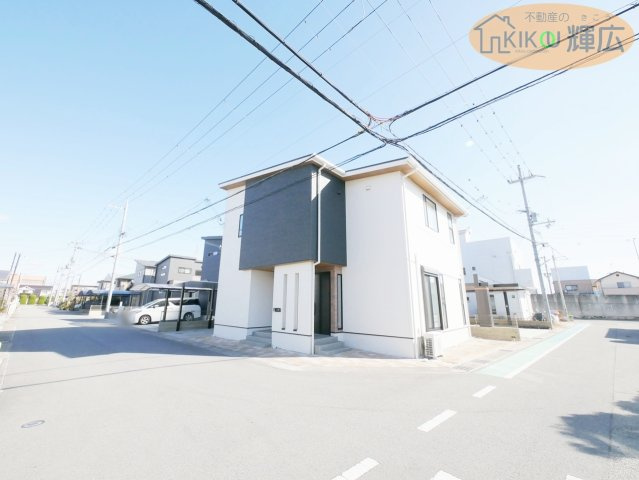 【外観】 | 加古川市尾上町養田　中古戸建 | 南西、北東の角地です。近隣大きな建物がございませんので陽当たり良好な立地です。
また、閑静な住宅地ですので落ち着いて生活ができます。