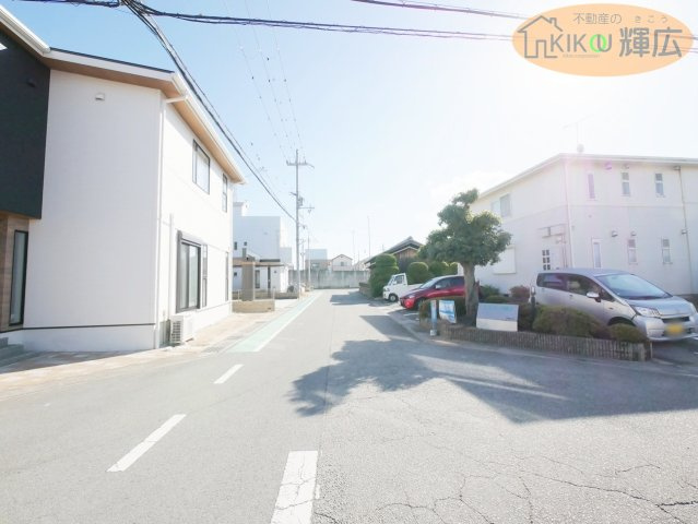 加古川市尾上町養田　中古戸建の前面道路含む現地写真|前面道路幅員約6メートルございますので、お車の運転がしやすいです。